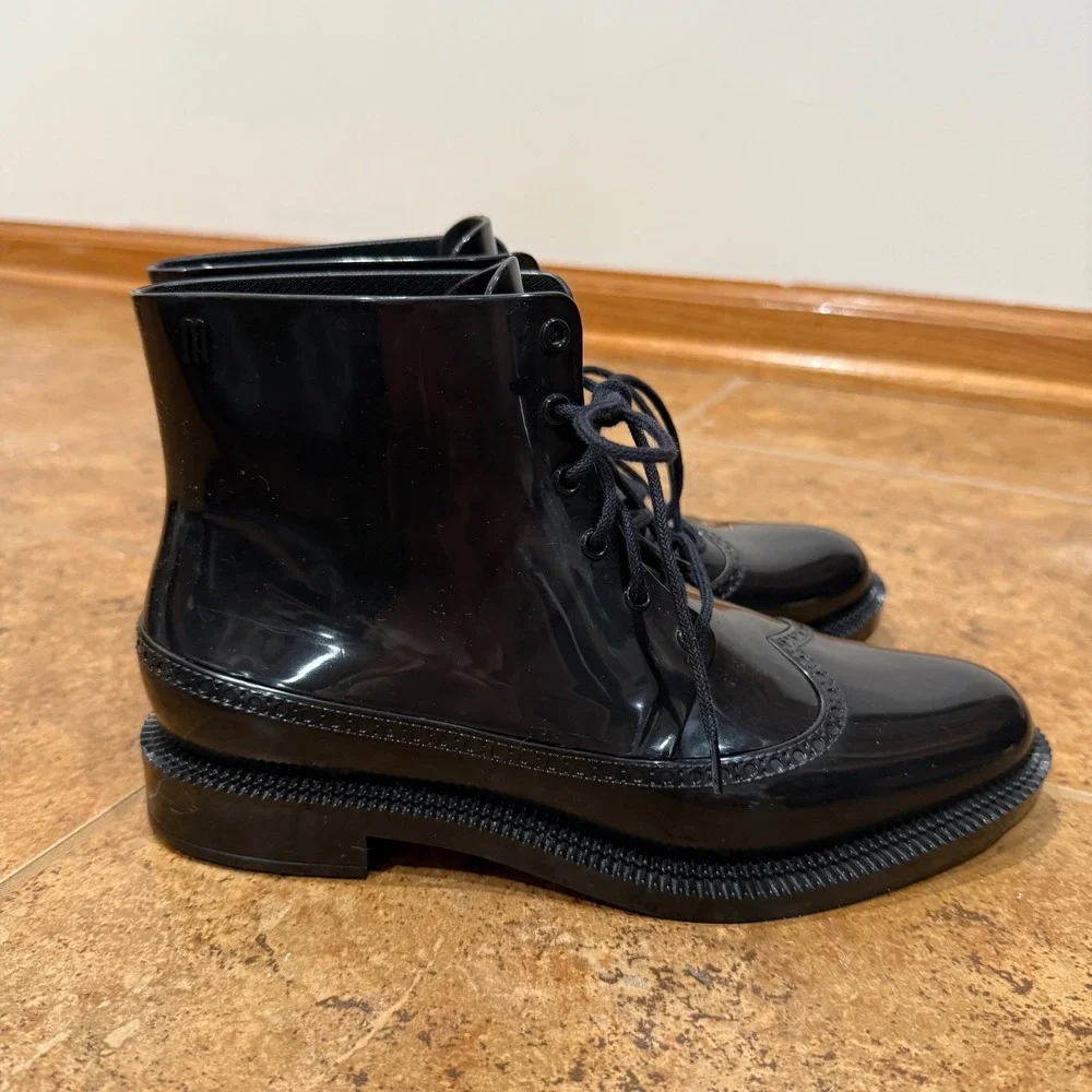 Melissa Black Brogue Wingtip Rain Bootie Lace Up Ankle Boots‎ Womens Size 6